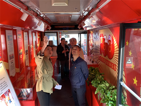 6b28bccbd621cd62c0dbb328505b3925.jpg 參觀(guān)公交移動(dòng)黨史館.jpg